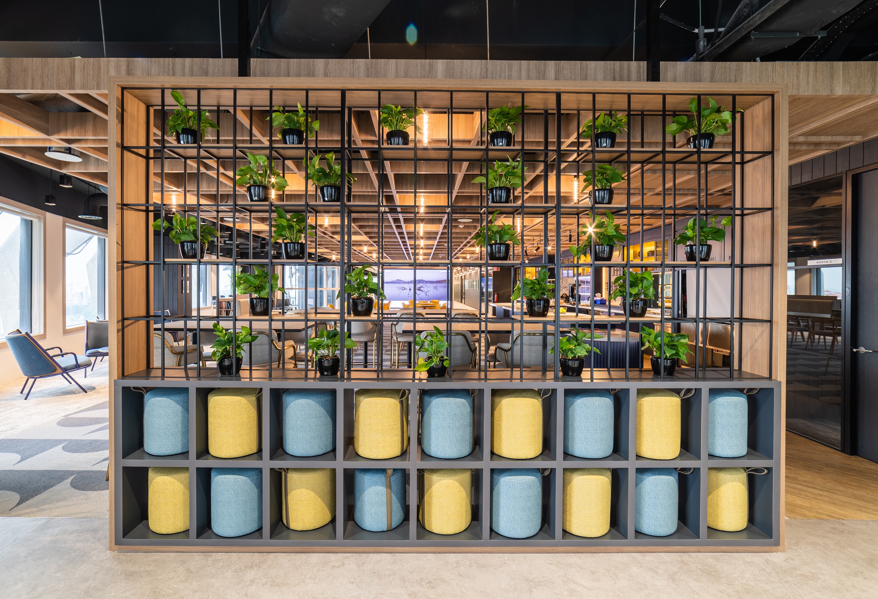 Biophilic elements in workplace design 