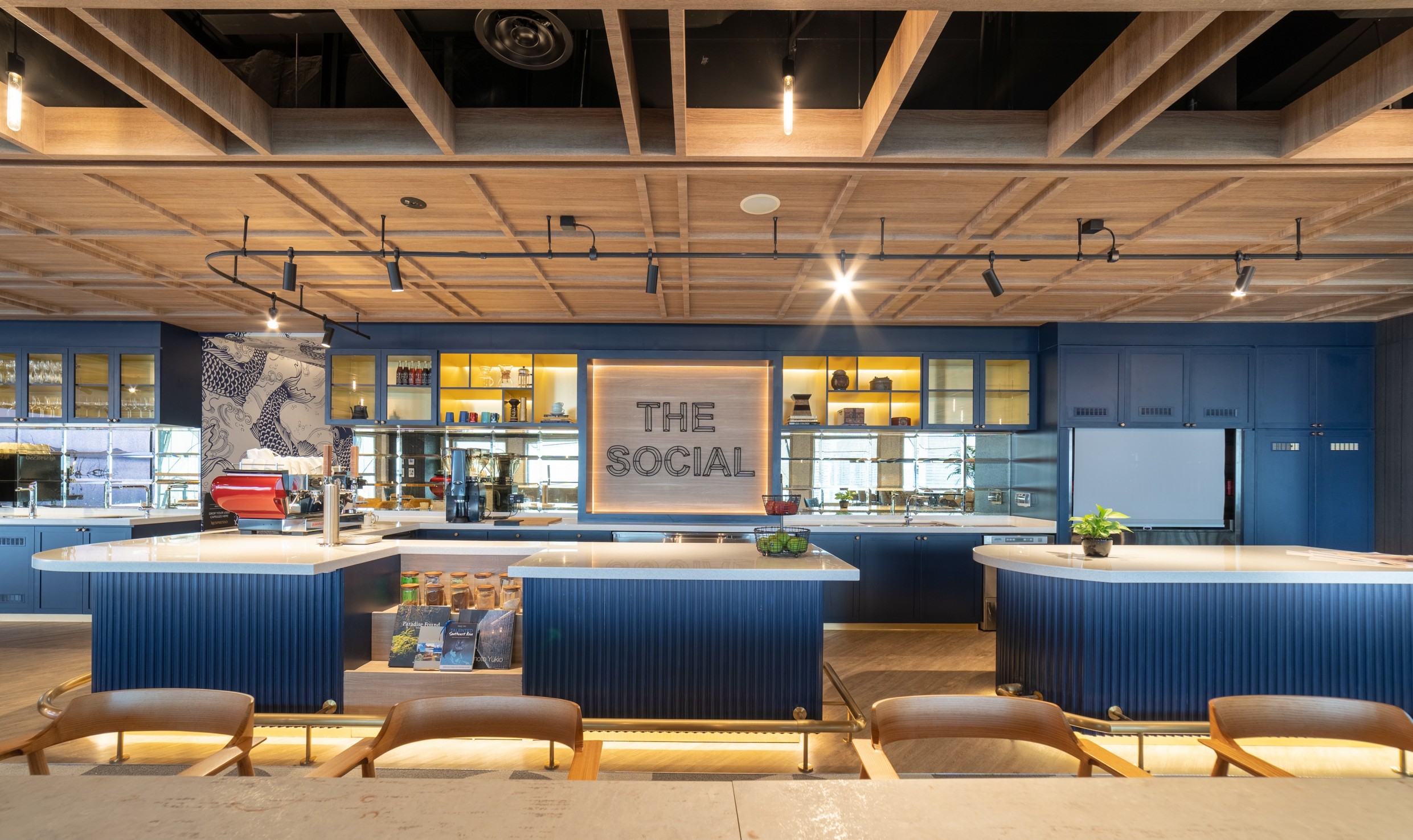 Hilton’s workplace design, which was inspired by hospitality trends, nurtured a welcoming environment by catering to diverse needs and prompting people to stay longer