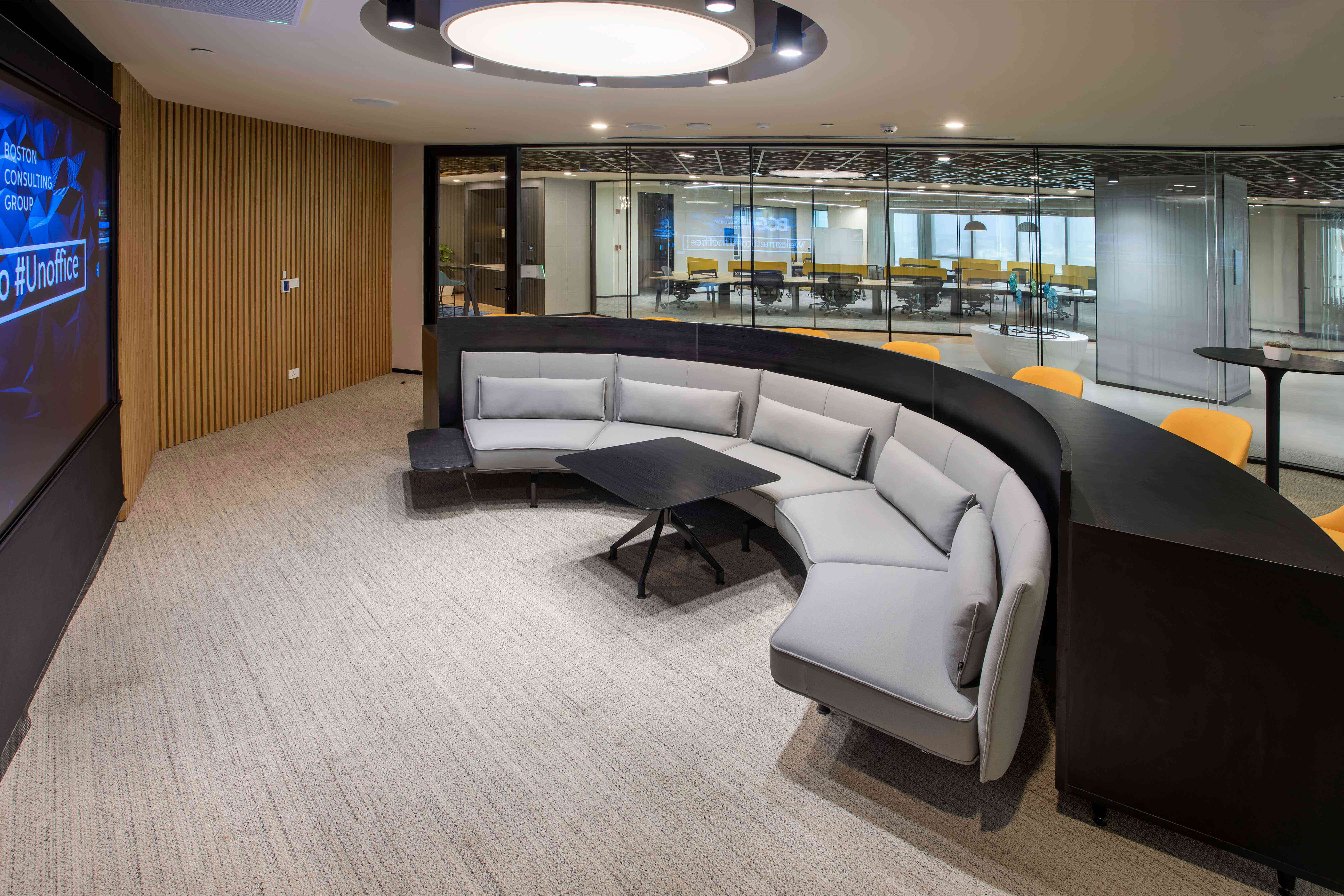 Space Matrix designed the Digital Immersion Room to leverage workplace technology